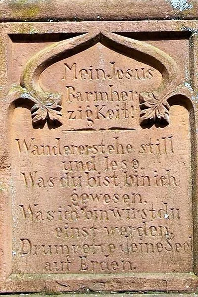 Grabstein: „Wanderer stehe still und lese. Was du bist bin ich gewesen. Was ich bin wirst du einst werden. Drum rette deine Seel auf Erden.“